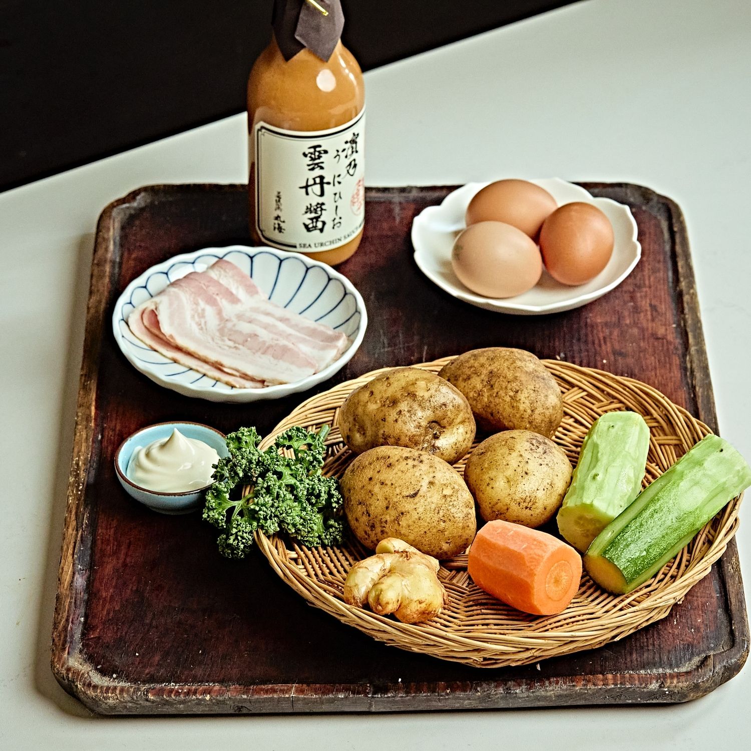 우니소스 감자샐러드을 위한 재료 이미지로 감자,달걀,오이,당근,다진 생강 등으로 구성 되어있습니다.