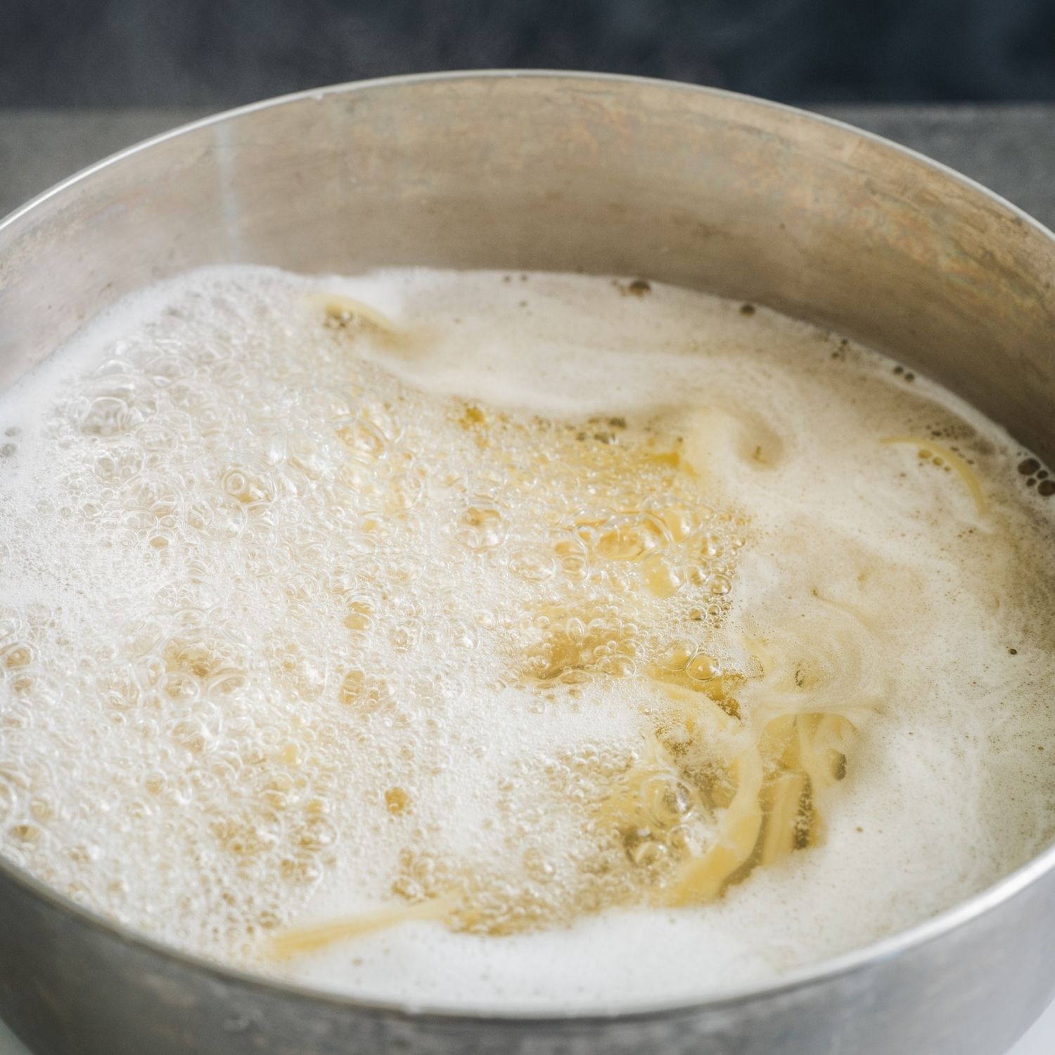 넉넉한 물에 소금을 넣고 파스타면을 6~7분 정도 로 삶아주세요. 
(면수는 1/2컵 남겨주세요)