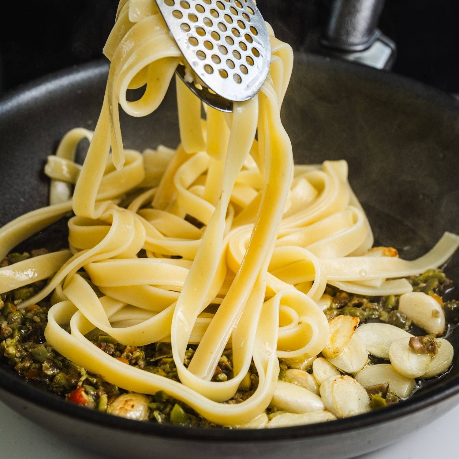 삶은 면과 면수를 넣고 소스가 면에 고루 코팅되도록 섞어주세요.