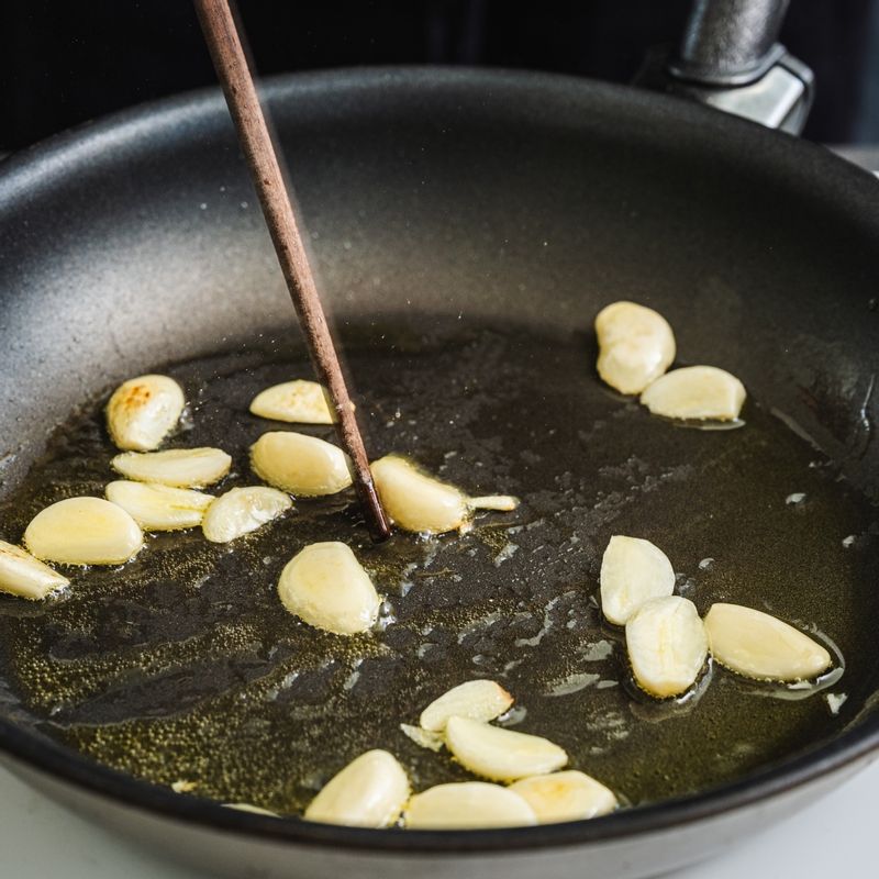 팬에 올리브오일을 두르고 슬라이스 마늘을 약불에서 천천히 볶아 향을 내주세요.