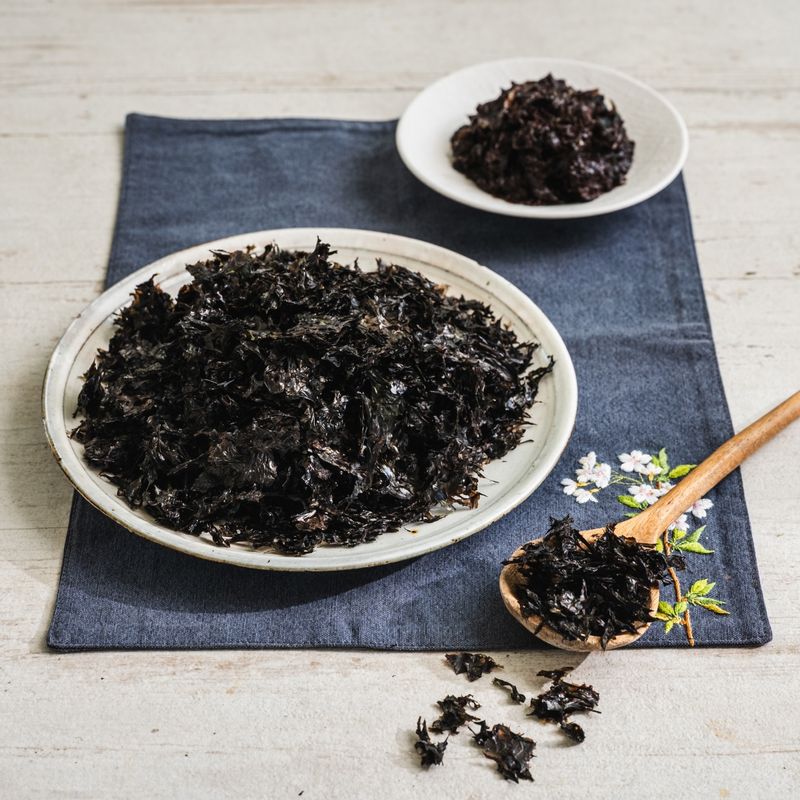 건파래 무침 을 위한 재료 이미지로 건파래,간장,식초,설탕,참기름 등으로 구성 되어있습니다.