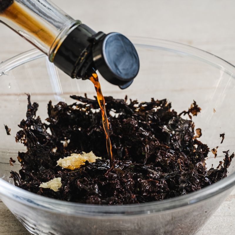 파래가 담긴 볼에 간장, 식초, 설탕, 참기름을 넣고 골고루 잘 섞어주세요.