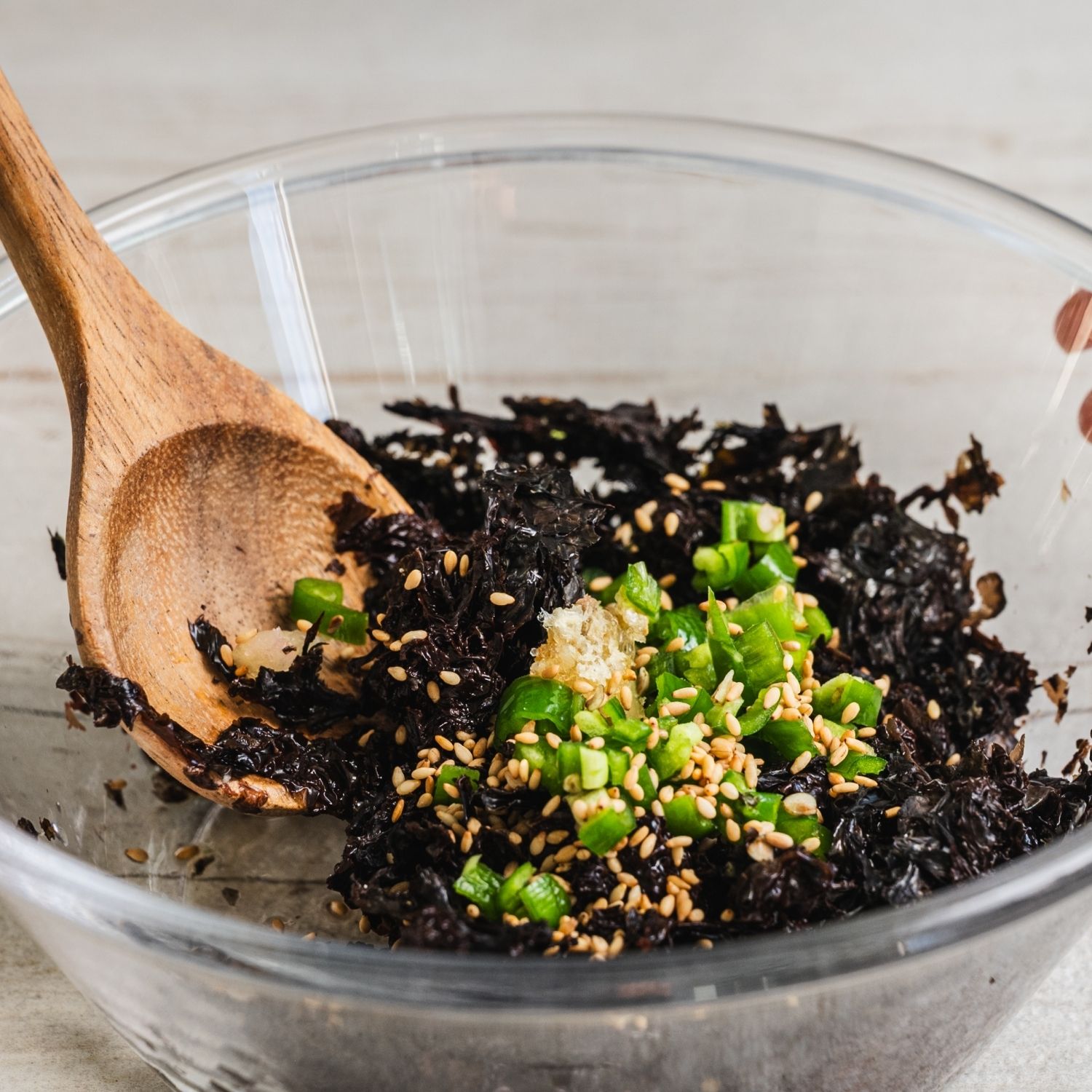 깨와 다진 청양고추를 솔솔 뿌려 완성해주세요.