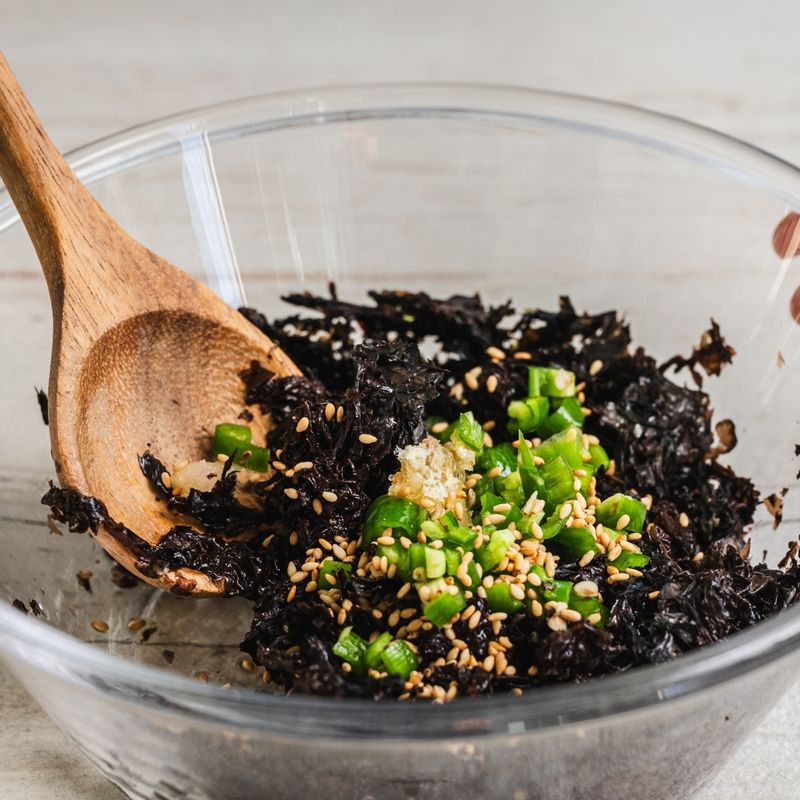 깨와 다진 청양고추를 솔솔 뿌려 완성해주세요.