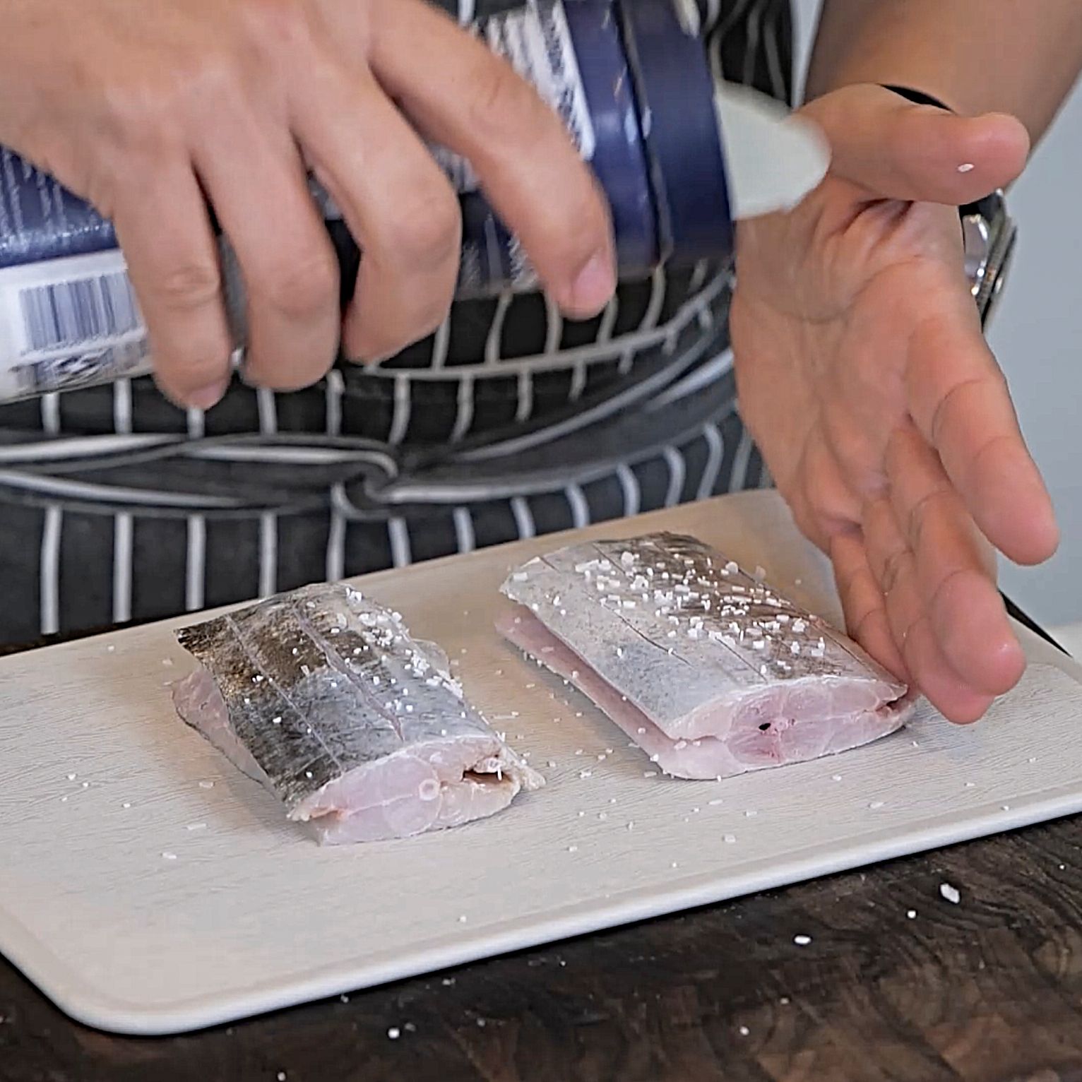 1. 고운 소금과 후춧가루를 뿌려 밑간해 주세요
2. 올리브오일을 적당히 두른 후 팬에 갈치를 앞뒤로 구워주세요
(tip. 밀가루를 얇게 입혀 구워도 편해요)
(tip. 너무 오래 굽지 말고 미디움 웰던 정도에서 빼주면 수분 가득한 갈치구이를 즐기실 수 있어요)