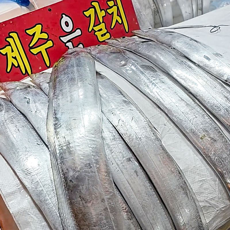 1. 생물로 사와서 집에서 토막 내는 게 제일 좋지만, 그럴 수 없을 경우에는 머리, 내장을 제거해 주세요.
2. 항문 쪽에서 반 토막을 내서 두 토막으로 손질하면 요리하기 수월해요.