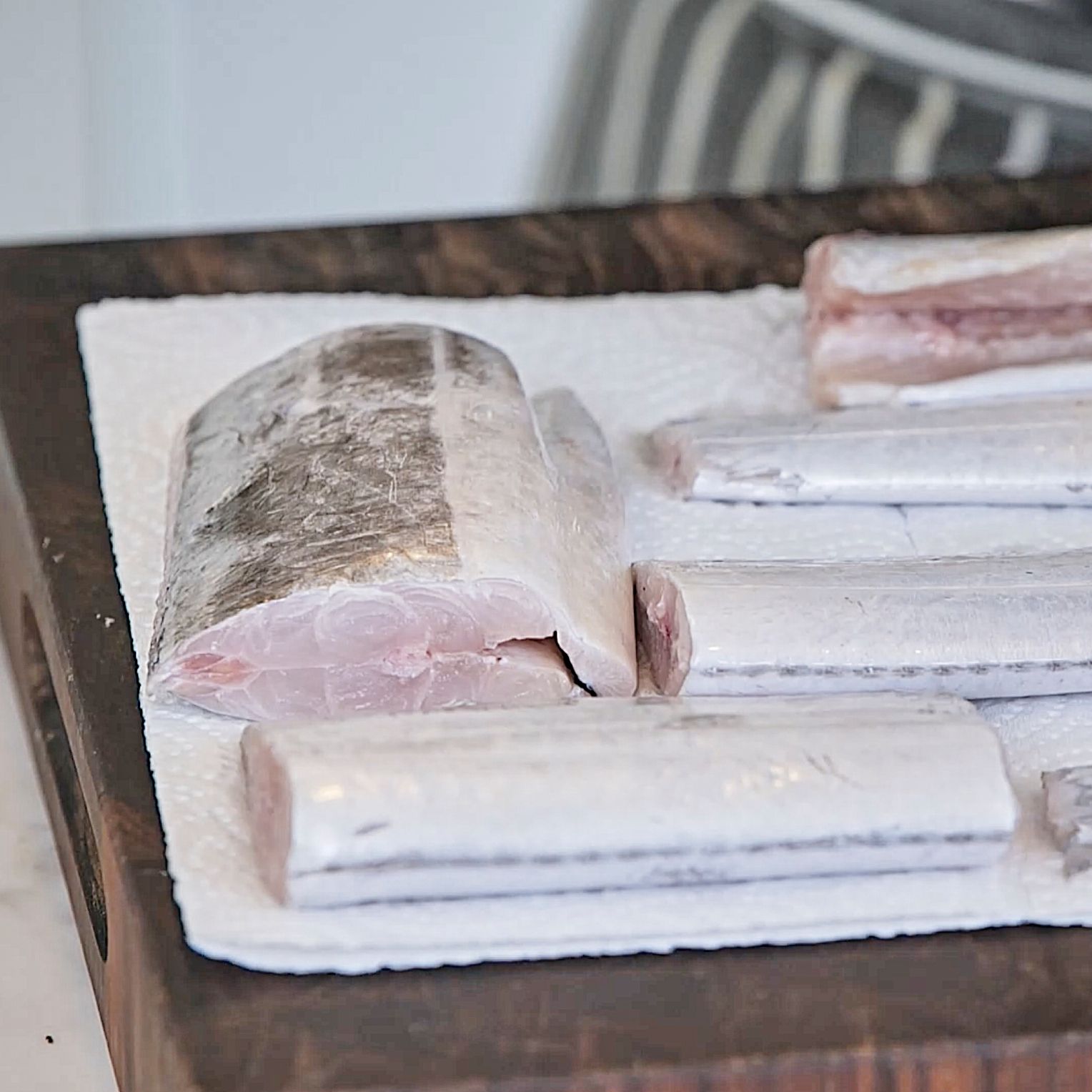 1. 갈치를 단번에 물에 씻지 말고, 겉면의 수분을 제거해 주세요
(tip. 이것만 제거해도 냄새가 싹 없어져요)
2. 뱃살과 항문이 있는 부분을 잘라 고여 있는 피를 제거해 주세요
3. 안쪽에 흐물흐물해진 부분은 키친타월 하나로 대서 키친타월로 말아 주세요