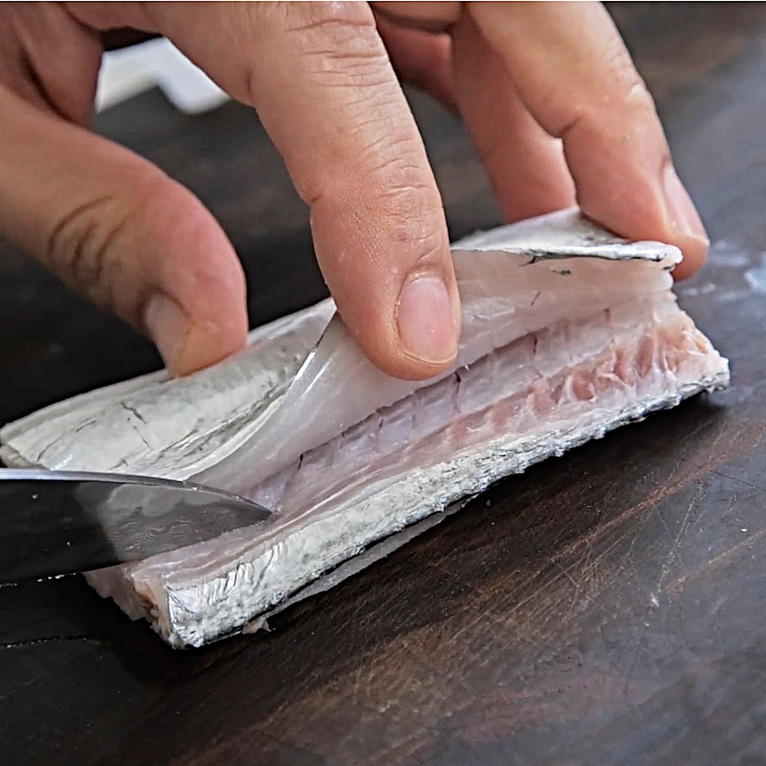 1. 지느러미 부분 살 안쪽으로 칼집을 넣어주세요. 
2. 칼집을 넣은 부분을 벌려 가위로 지느러미 뼈를 제거해 주세요
(tip. 뼈를 미리 제거하면 갈치를 갈비처럼 뜯을 수 있어요)
3. 갈치가 안쪽으로 말리는 것을 방지하려면 칼집을 세워서 넣어 주세요