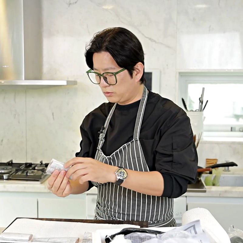 갈치 굽는 법을 위한 재료 이미지로 갈치,고운 소금,고운 후춧가루,올리브오일 등으로 구성 되어있습니다.