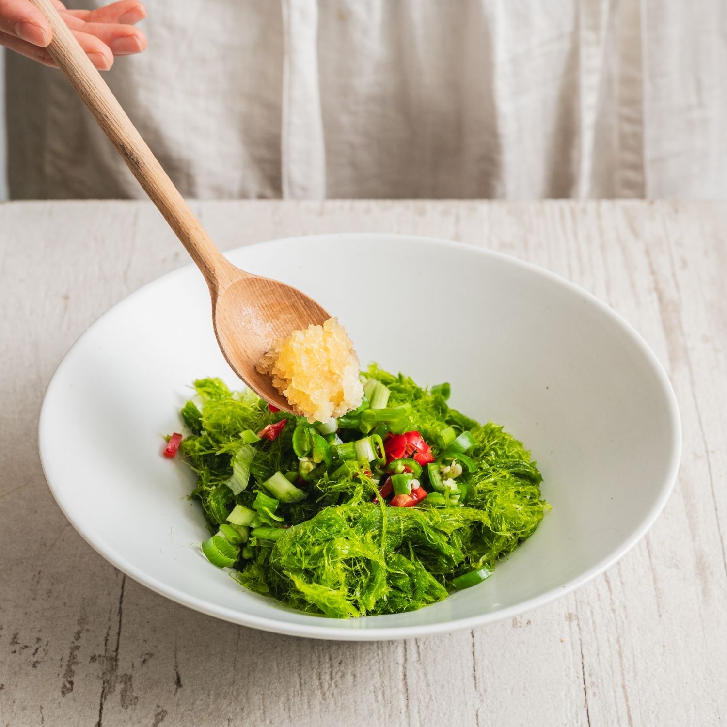 볼에 감태를 담아주세요. 대파, 홍고추, 다진 마늘을 넣고 고루 섞어주세요.