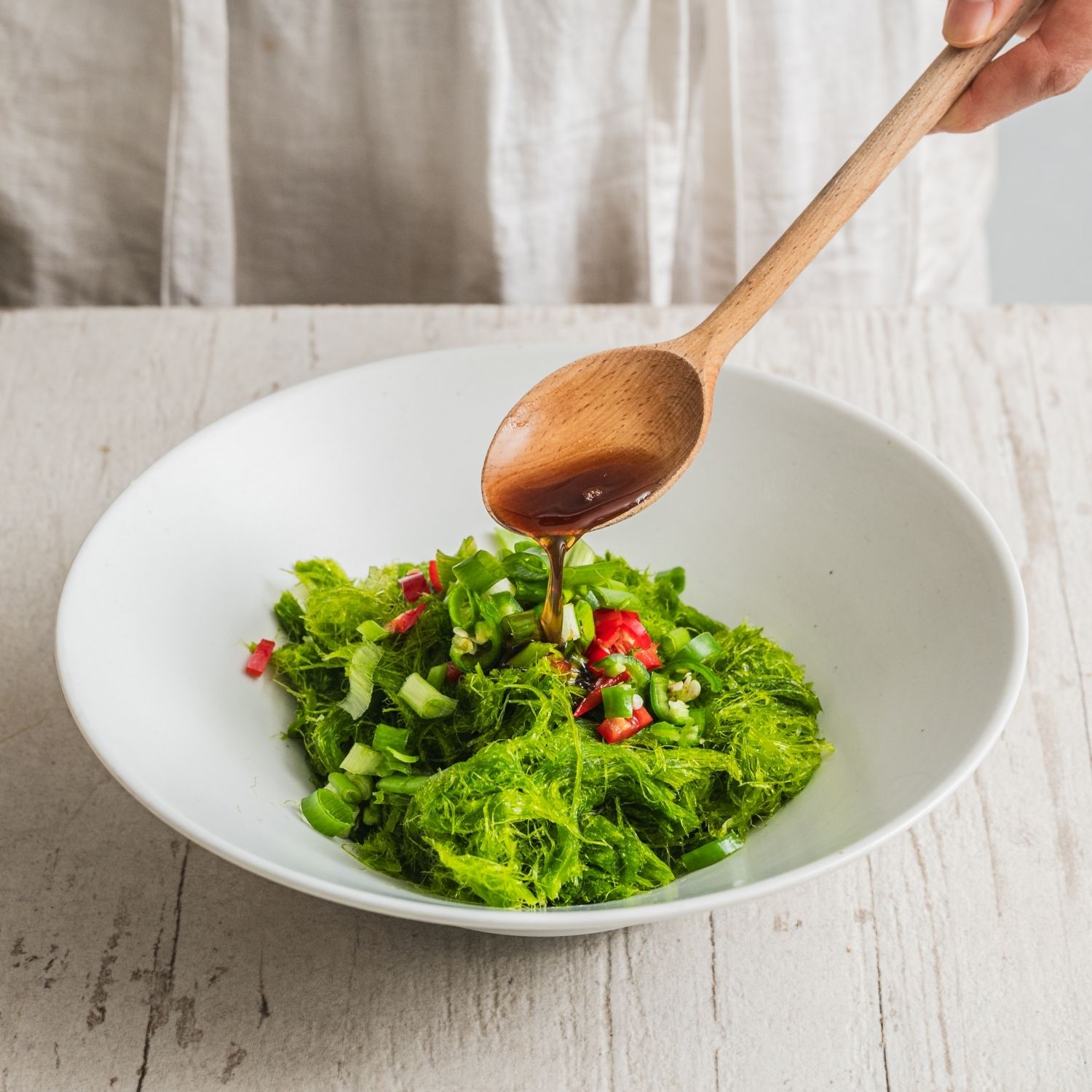 멸치액젓과 물을 넣어 감태가 뭉치지 않도록 가볍게 무쳐주세요.