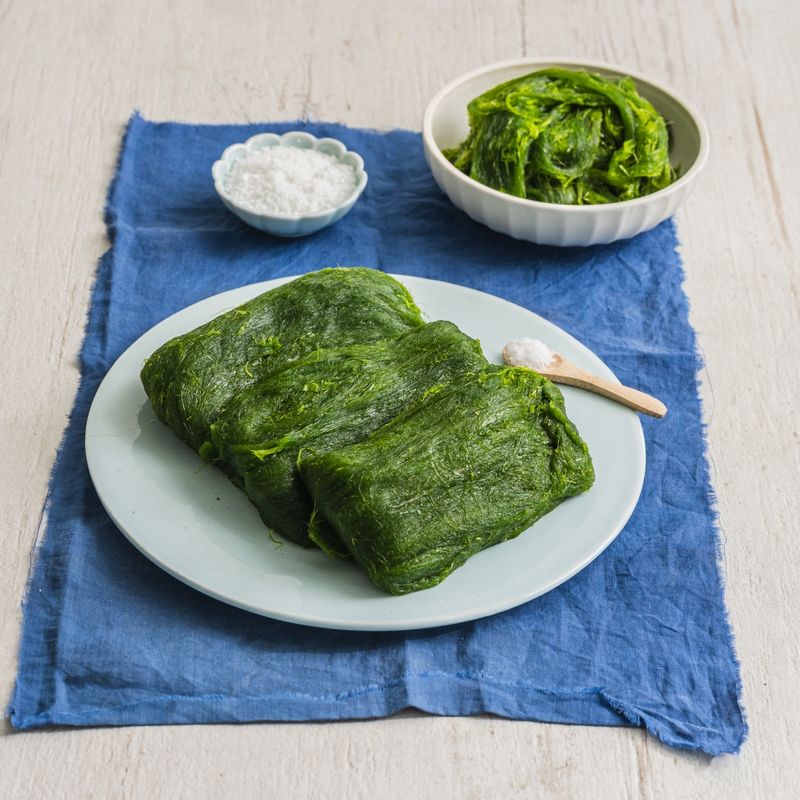 감태무침을 위한 재료 이미지로 감태,생수,대파,홍고추,다진 마늘 등으로 구성 되어있습니다.