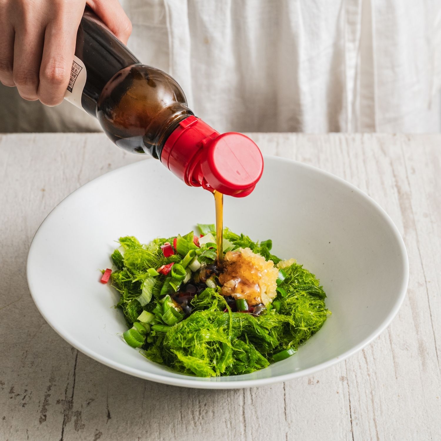 참기름을 넣어 한 번 더 부드럽게 섞어주세요. 마지막으로 통깨를 넣고 살짝 버무려 완성해주세요.