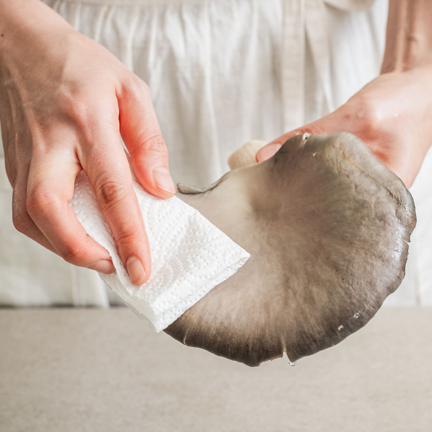 대왕느타리버섯은 밑동을 살짝 잘라낸 뒤, 결대로 쭉쭉 찢어 준비해주세요. (tip. 물로 씻기보다는 키친타월로 가볍게 닦아 향을 살려주세요)