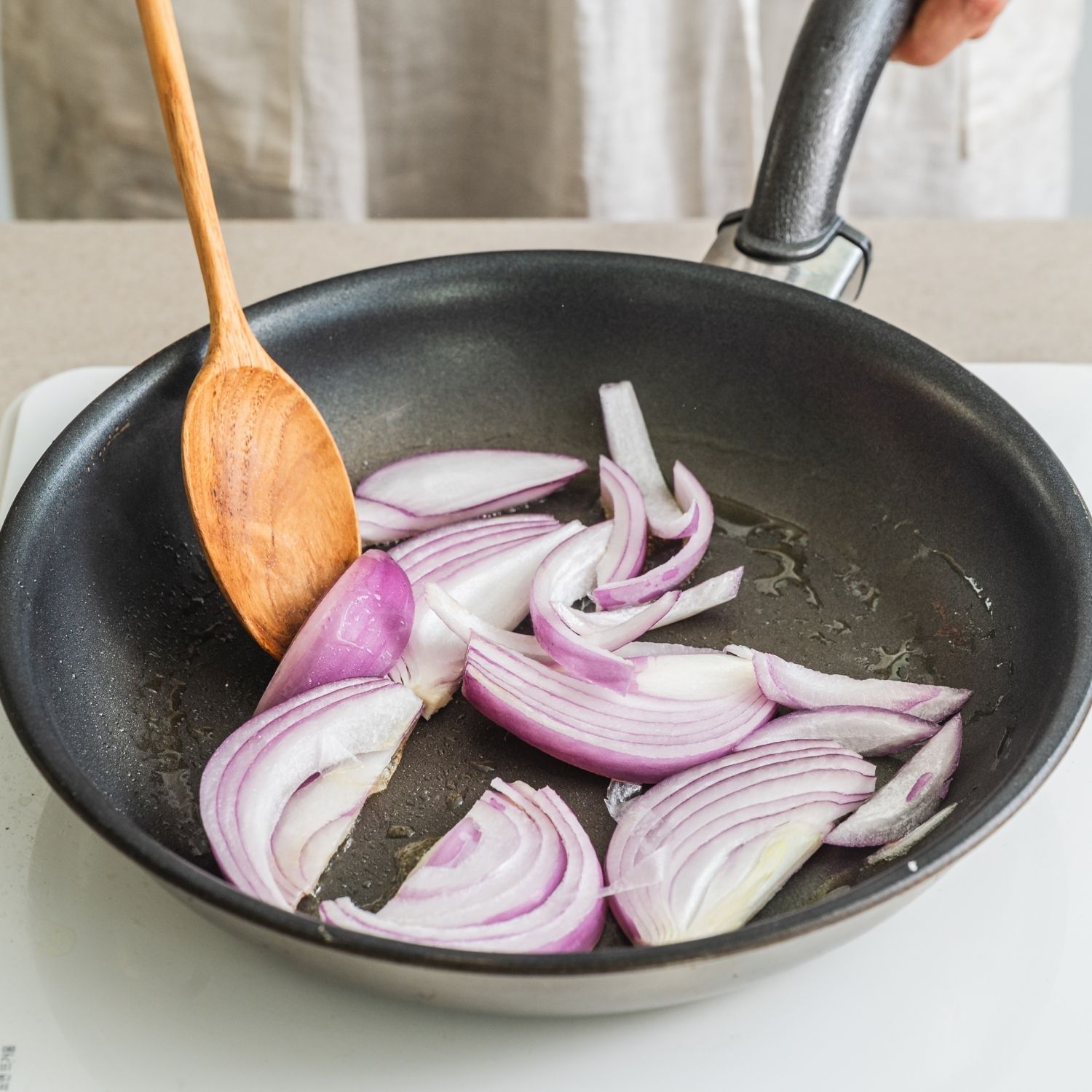 팬을 충분히 달군 뒤 올리브오일을 두르고, 적양파를 볶아주세요. 버섯도 함께 넣어 같이 노릇하게 볶아주세요.