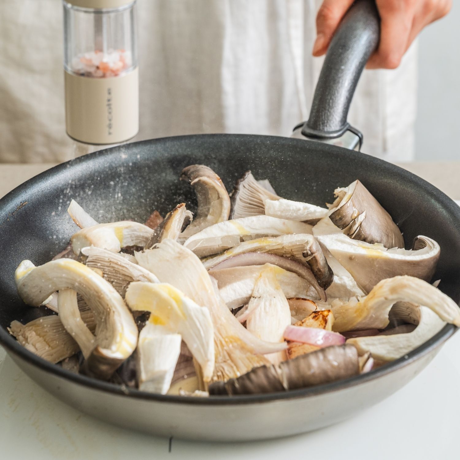 불을 끄기 직전에 소금, 후춧가루로 간을 해주세요.
 (tip. 기호에 따라 간장과 버터를 살짝 더해 풍미를 더해주세요)