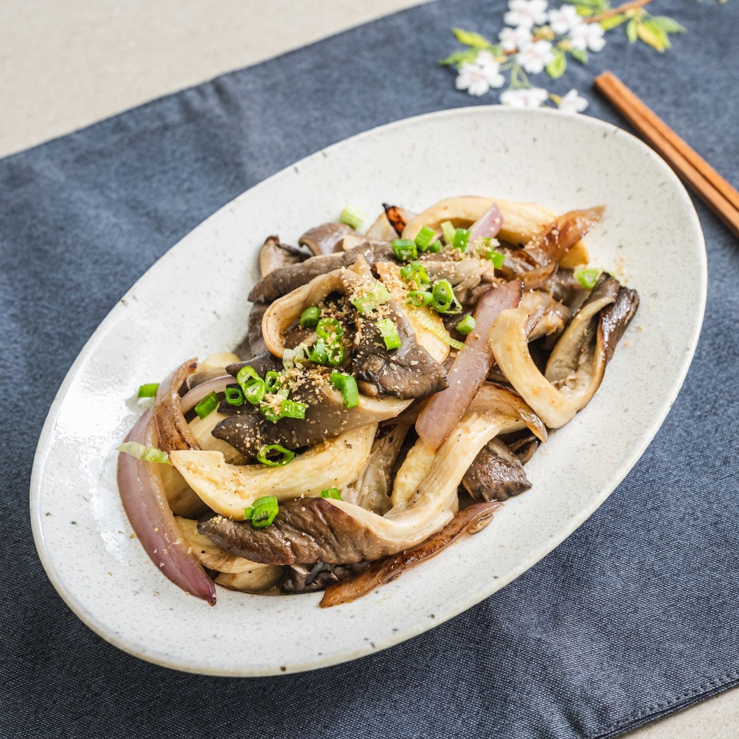 접시에 담아 따뜻할 때 바로 맛있게 즐겨주세요.