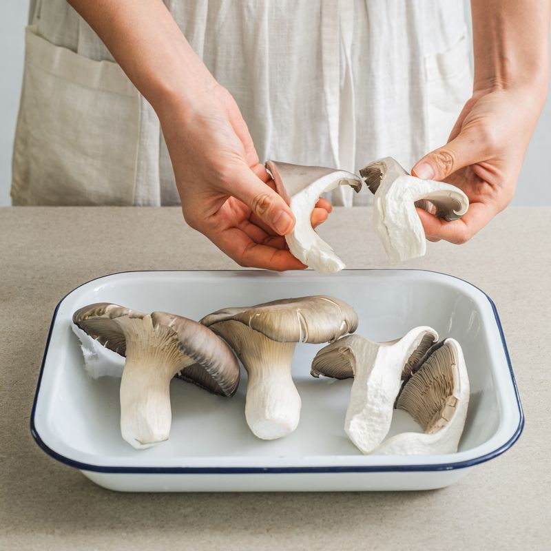 대왕느타리버섯은 밑동을 정리한 뒤, 결대로 길게 찢어 한입 크기로 준비해주세요. 물기는 키친타월로 가볍게 닦아주세요.