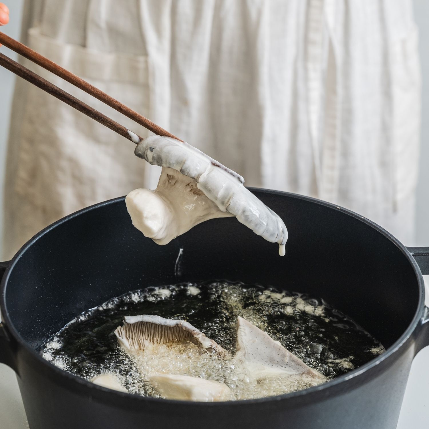 팬이나 웍에 식용유를 붓고 불을 켜주세요. (tip.반죽을 한두 방울 떨어뜨렸을 때 바로 떠오르면 튀기기 좋은 온도예요) 대왕느타리버섯에 반죽을 고르게 입히고 기름에 넣어 겉면이 노릇해질 때까지 튀겨주세요.