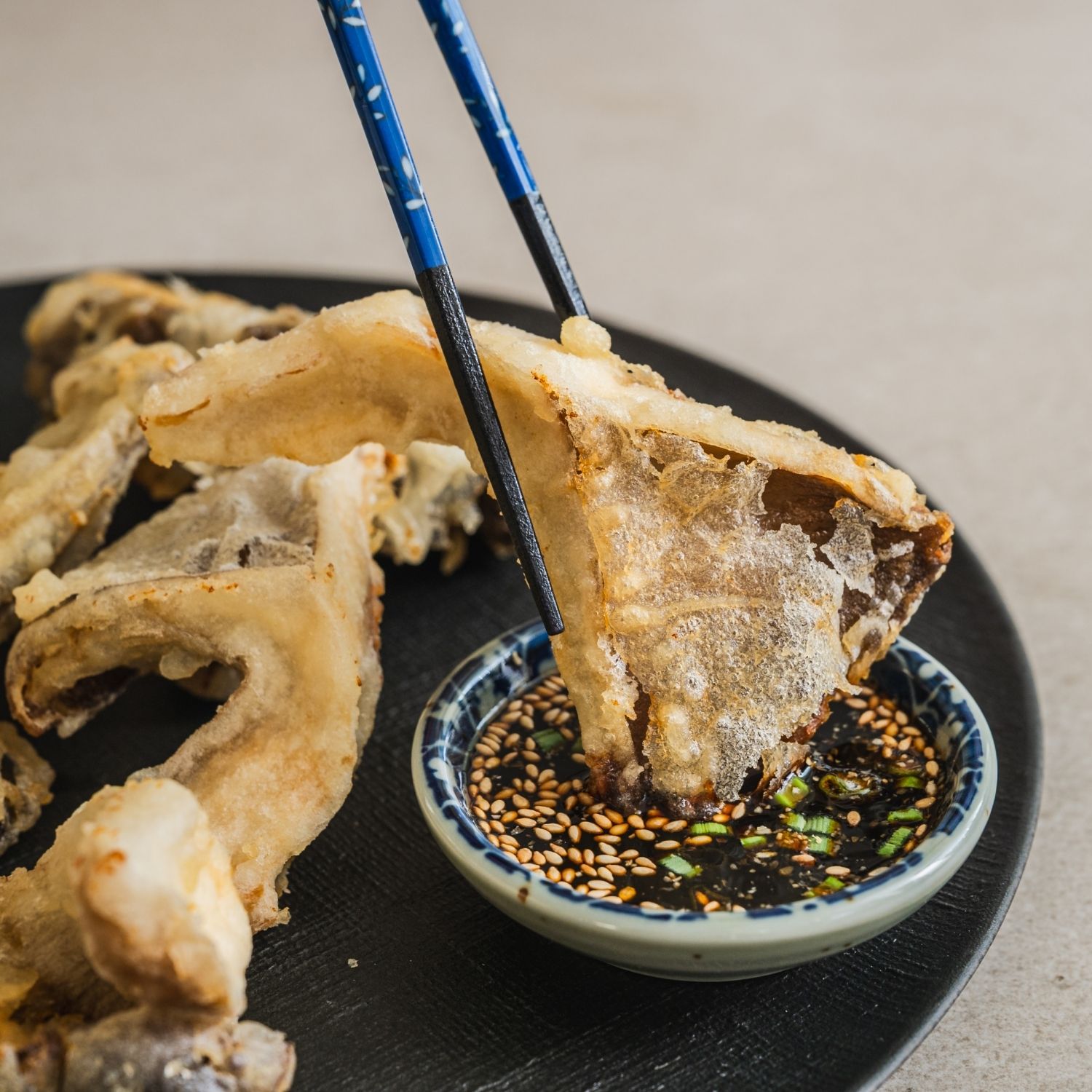 키친타월 위에 올려 기름을 뺀 후 접시에 담아 소금이나 간장 소스를 곁들여 맛있게 즐겨주세요.