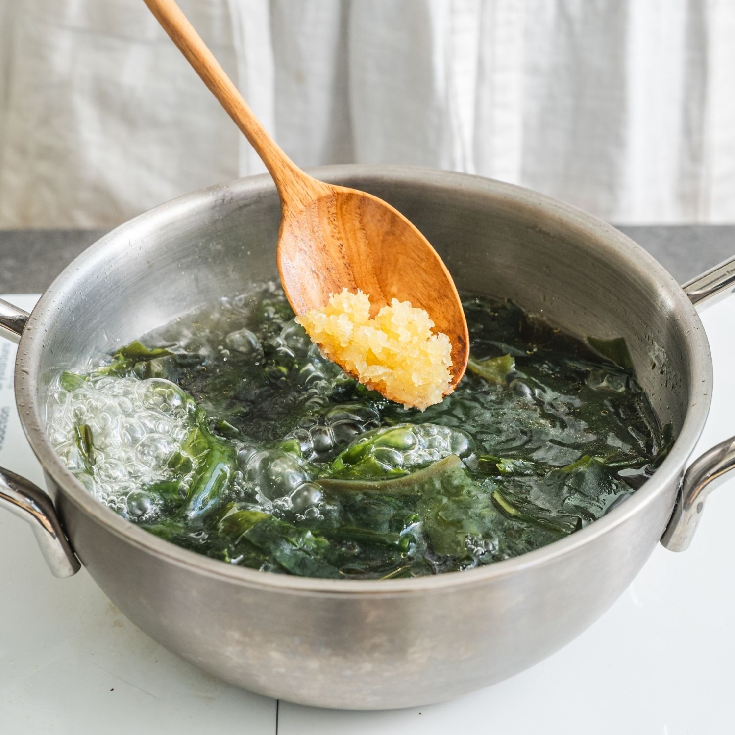 물을 붓고 적당한 크기로 썬 참옥돔과 갈은 마늘을 넣어 끓여주세요.