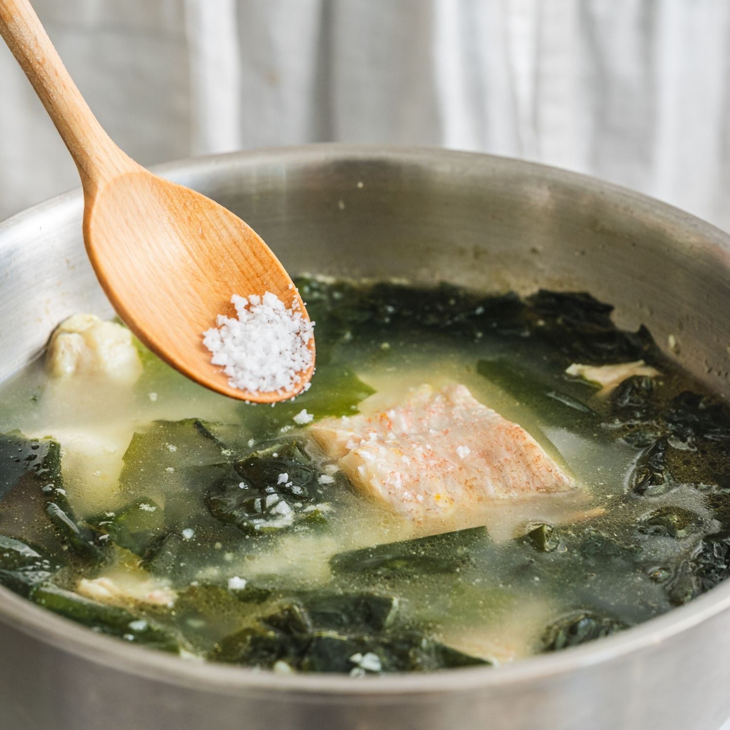 국물이 우러나고 거의 다 끓었을 때 소금으로 간을 맞춰주세요. 그릇에 담아 맛있게 즐겨주세요. 