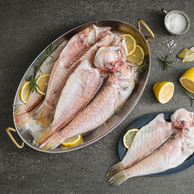 옥돔 미역국 을 위한 재료 이미지로 참옥돔,불린 미역,참기름,갈은 마늘,소금 등으로 구성 되어있습니다.