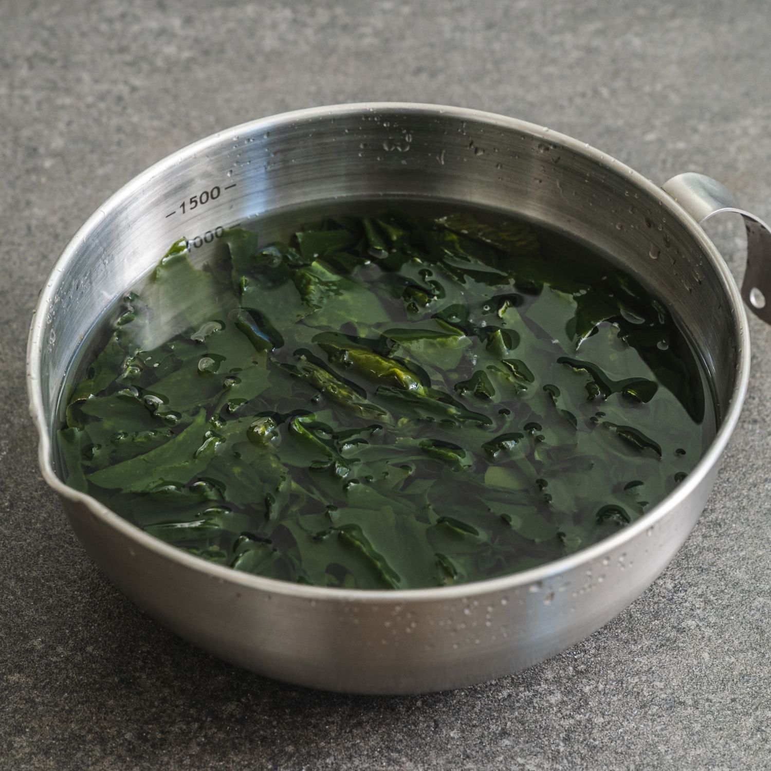 미역은 미리 충분히 불려 물기를 짜고, 먹기 좋은 크기로 잘라 준비해주세요.