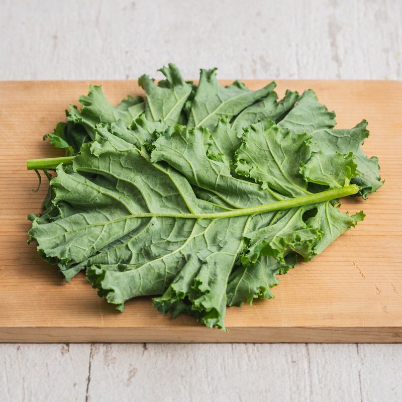 컬리케일은 깨끗이 씻어 줄기부분은 제거한 후 도마에 두장을 이어서 깔아주세요.