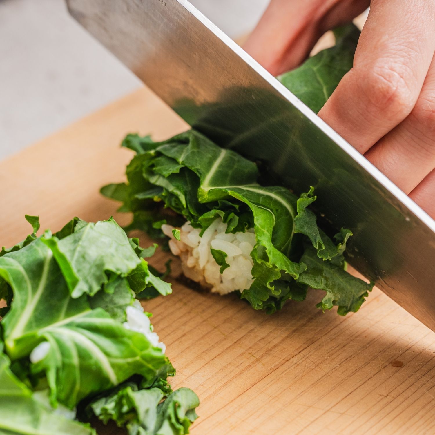 썰어서 접시에 담고 깨를 뿌려 완성해주세요.