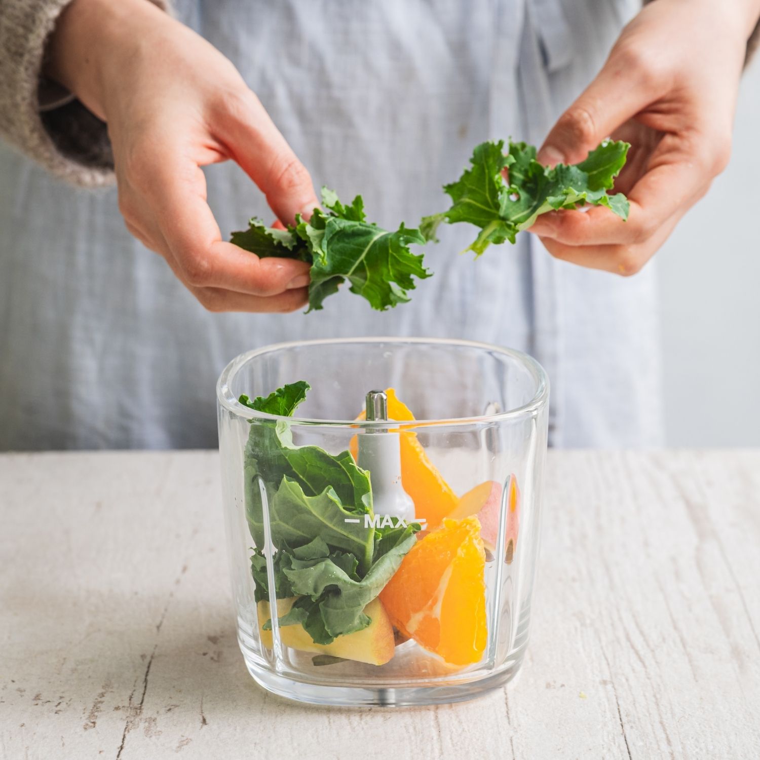 사과와 오렌지는 손질 후 블렌더에 컬리케일, 사과, 오렌지를 넣어주세요. 물을 붓고 곱게 갈아주세요. (tip. 기호에 따라 꿀이나 알룰로스를 더해 주세요)