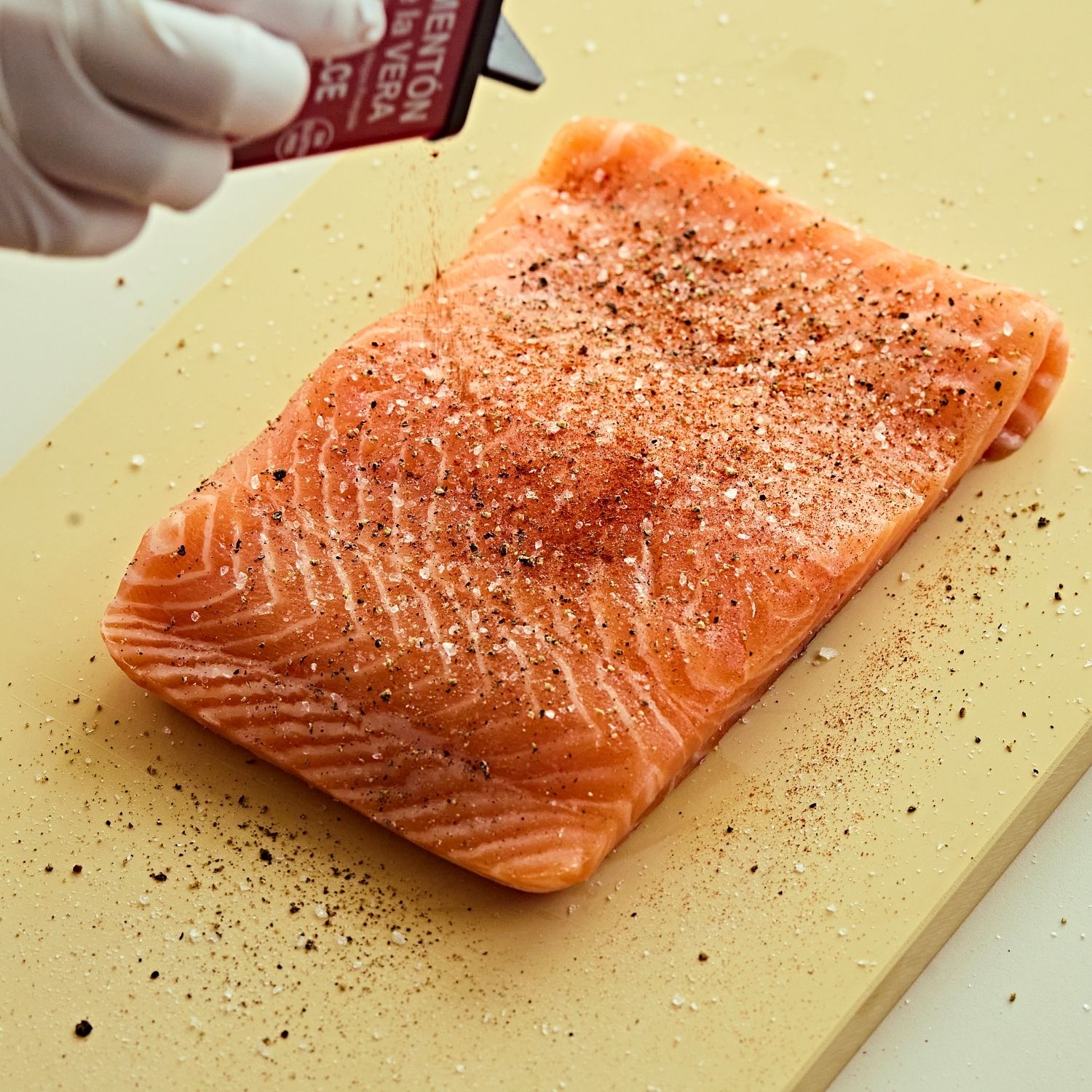 연어 필레 양면에 마리네이드 재료를 골고루 발라주세요. 
팬을 중불로 달군 후 연어 필레를 넣고 각 면을 4분씩 구워주세요. 