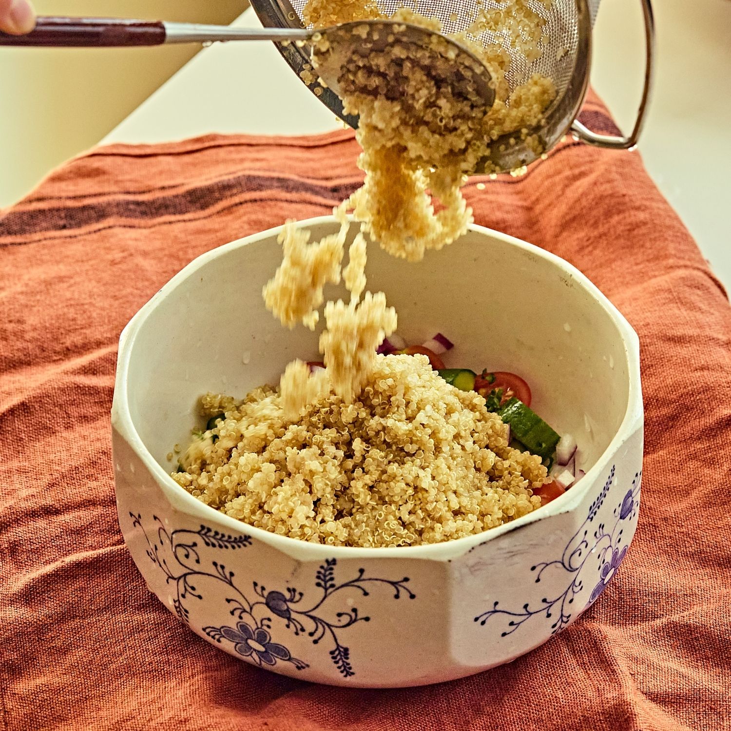 손질한 채소에 삶은 퀴노아를 넣고 바질잎을 넣어 섞어주세요. 