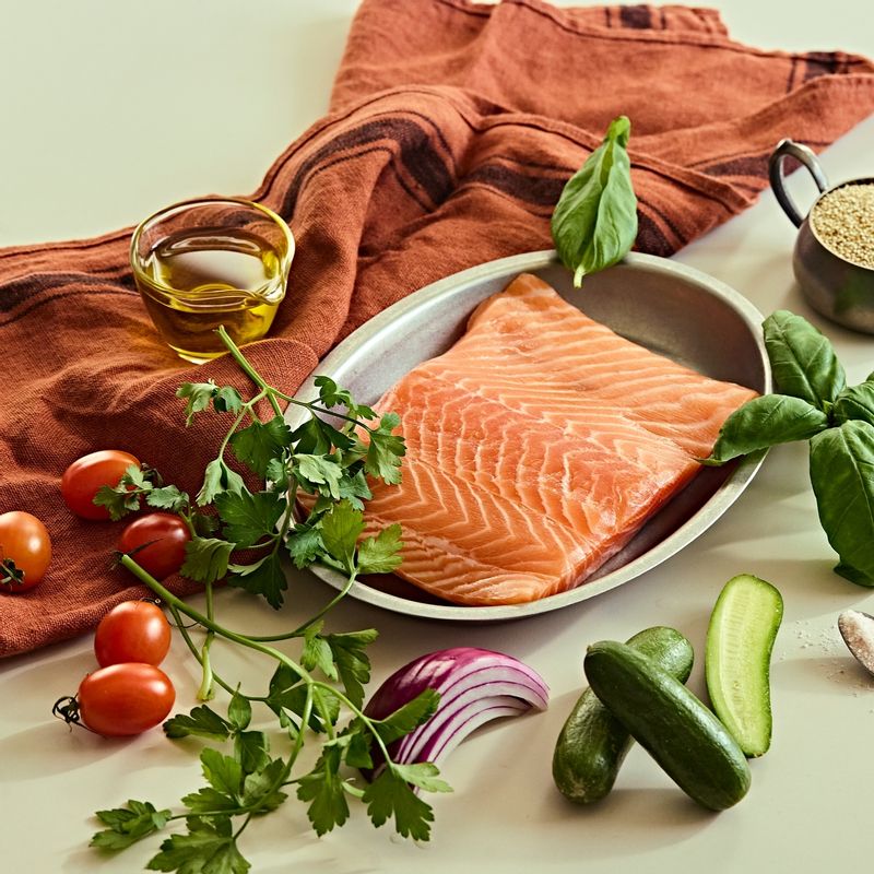 살몬 그레인볼을 위한 재료 이미지로 연어 필렛,퀴노아,샐러드믹스,소금 등으로 구성 되어있습니다.