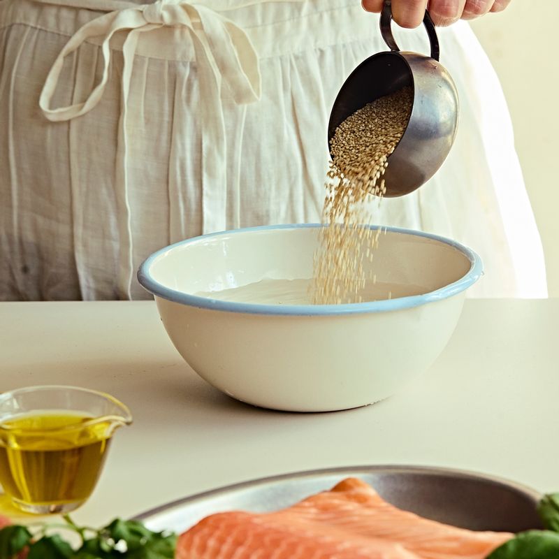 퀴노아를 흐르는 물에 헹군 후 냄비에 퀴노아와 물 2컵을 넣고 소금 ½ 작은술을 넣고 끓여주세요. 약불로 줄여 뚜껑을 덮고 20분 정도 익혀주세요.