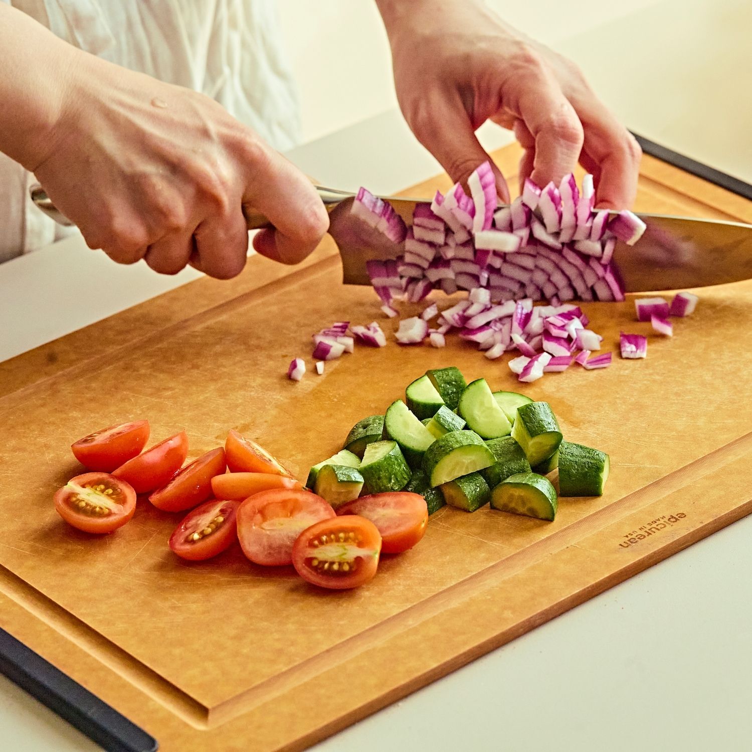 오이, 토마토, 적양파는 먹기 좋게 깍뚝 썰어주세요. 레몬은 웨지모양으로 썰고 파슬리와 바질은 다져주세요. 