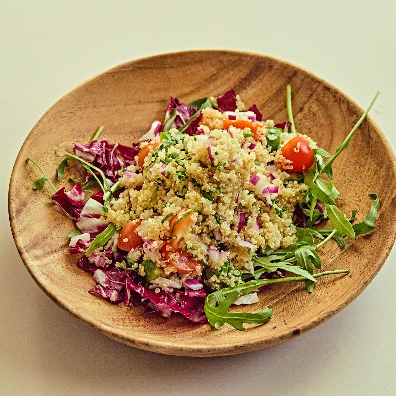 접시에 퀴노아 샐러드와 구운 연어를 담고 웨지로 썬 레몬과 다진 파슬리, 바질을 올려 맛있게 즐겨주세요. 

