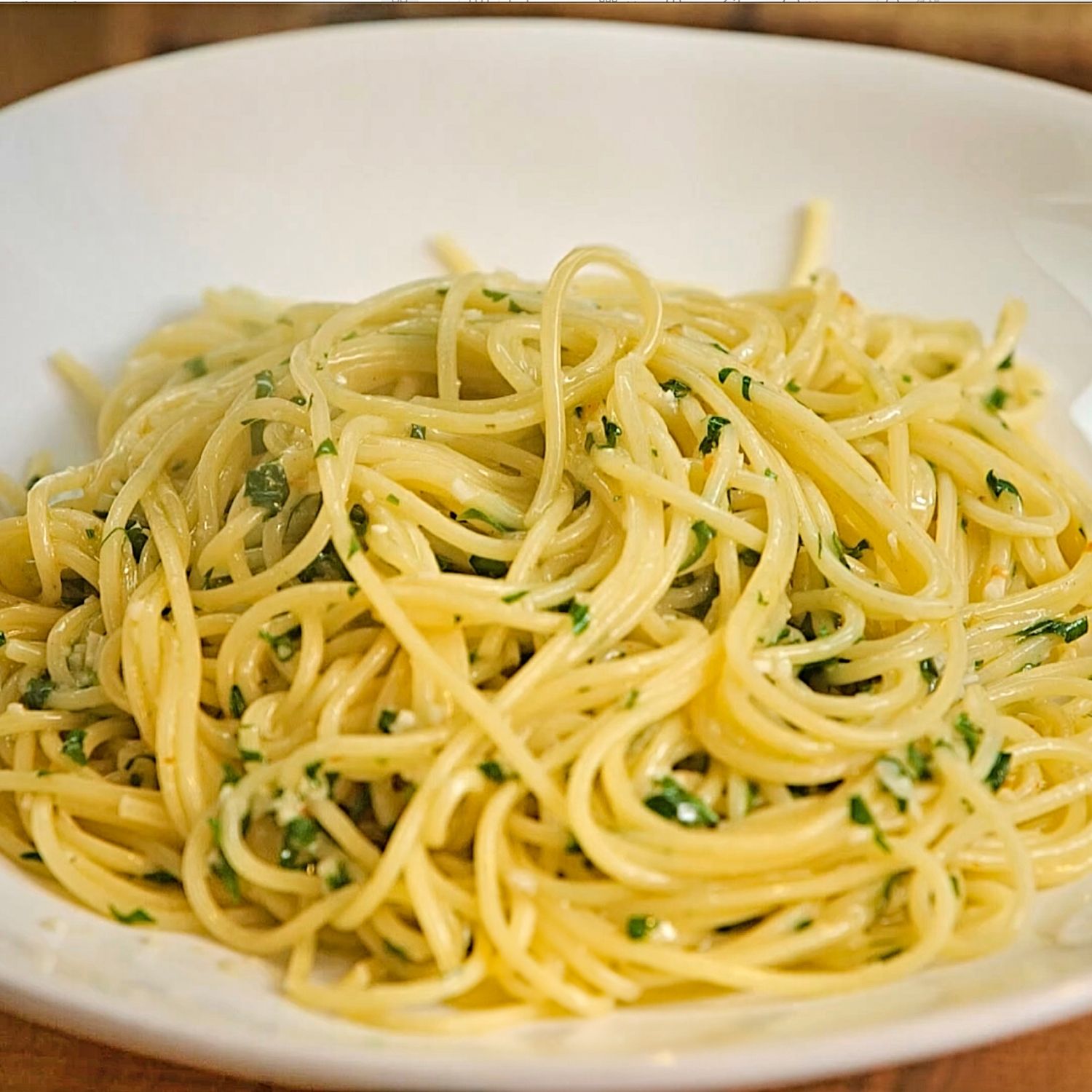 그릇에 담고 맛있게 즐겨주세요. 
(tip. 버터는 기호에 맞게 더 넣어 드셔도 좋아요)
 (tip. 요리를 완성한 후 마늘을 하나 더 다져서 넣으면 마늘의 톡쏘는 맛이 확 살아나요)