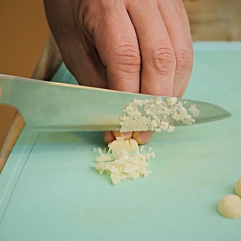 마늘은 잘게 다지고, 파슬리 잎도 잘게 다져주세요. 버터도 잘라 준비해 주세요.
(tip. 버터를 사용하면 유화 과정이 더욱 매끄럽게 돼요)