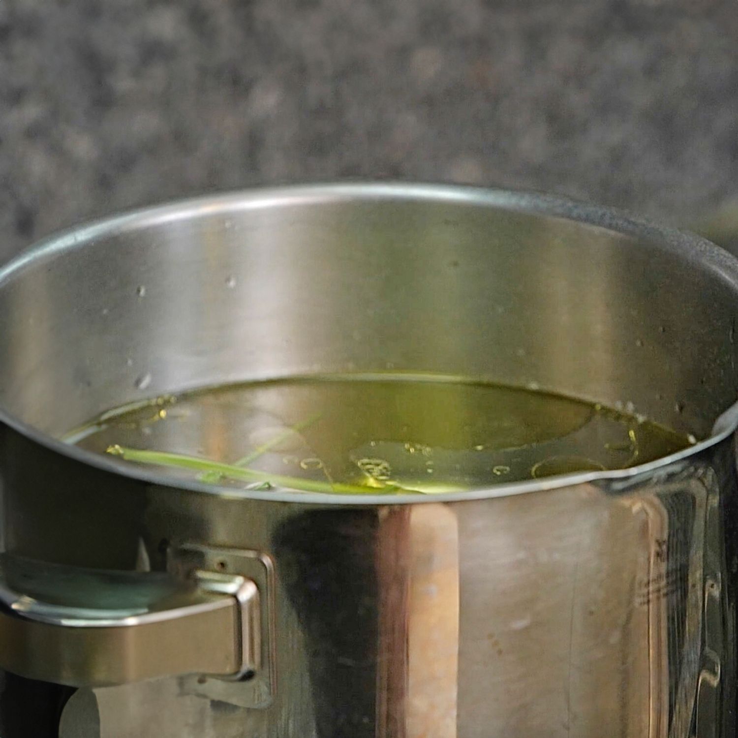 끓는 물에 소금 간을 해주고, 올리브오일을 뿌려주세요. 파슬리 줄기가 남아있다면 넣어주셔도 좋아요. 
(tip. 올리브오일이 파슬리 줄기의 향을 뽑아서 파스타면에 옮겨줘요) 
(tip. 마늘 두쪽도 으깨어 넣어주면 파스타면에 향을 더 내줄 수 있어요)