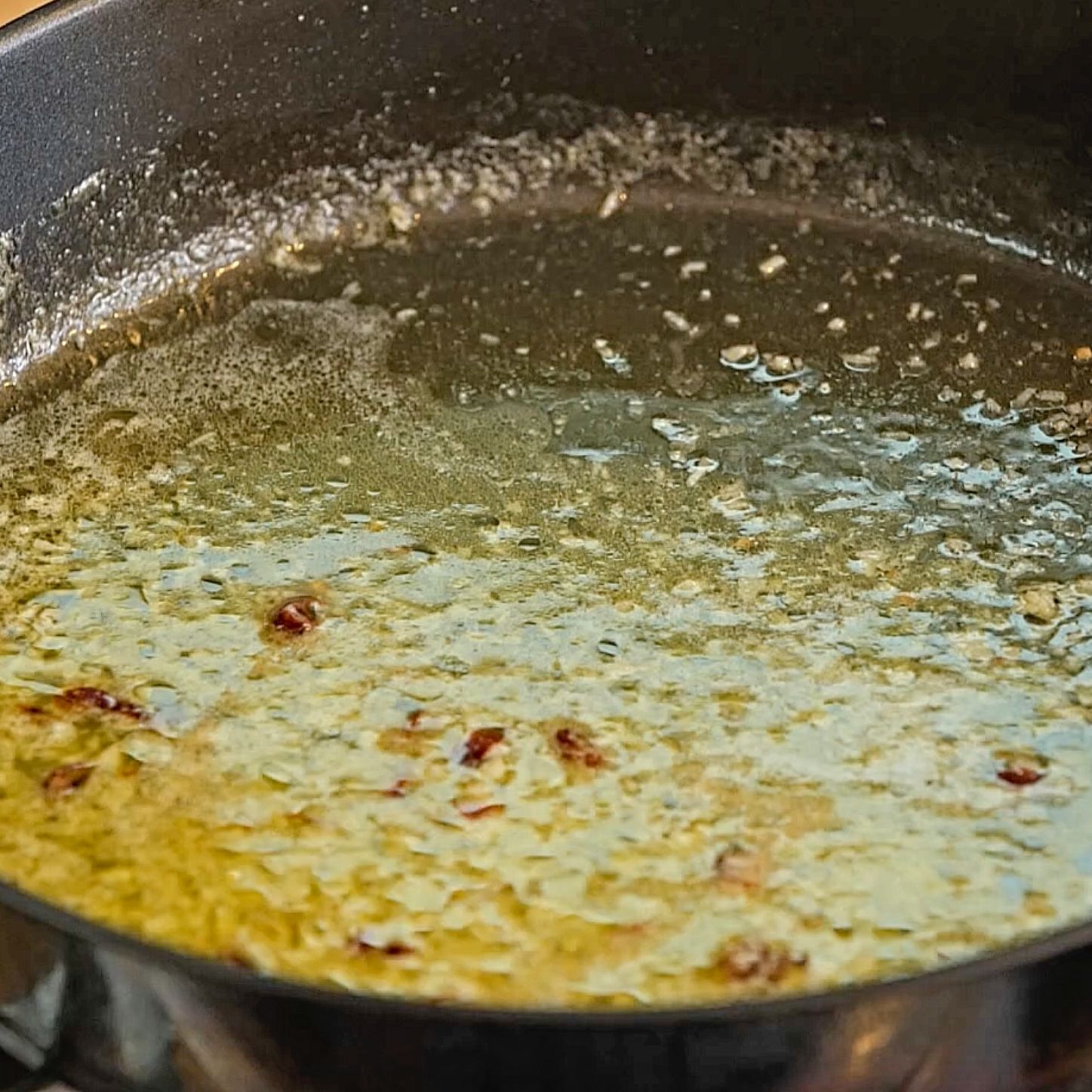 차가운 팬에 올리브오일을 두른 후, 다져놓은 마늘과 페퍼론치노를 넣고 약불에서 볶아주세요. 가염버터를 1큰술 넣고 한번 더 섞어주세요.  (tip. 마늘은 갈색이 나게 볶으면 안돼요)