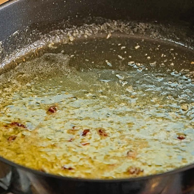 차가운 팬에 올리브오일을 두른 후, 다져놓은 마늘과 페퍼론치노를 넣고 약불에서 볶아주세요. 가염버터를 1큰술 넣고 한번 더 섞어주세요.
(tip. 마늘은 갈색이 나게 볶으면 안돼요)