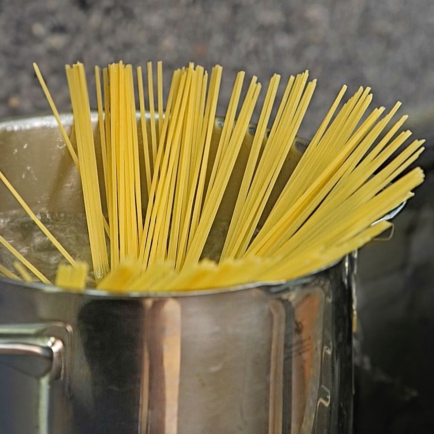 냄비에 파스타면을 넣고 1분 45초 정도 끓여주세요. 
(tip. 3분 파스타면 기준으로 알덴테는 1분 45초 정도에 꺼내주시면 돼요)
(tip. 일반 파스타 면의 익힘 시간에서 1-2분 정도 미리 꺼내시면 알덴테로 드실 수 있어요)