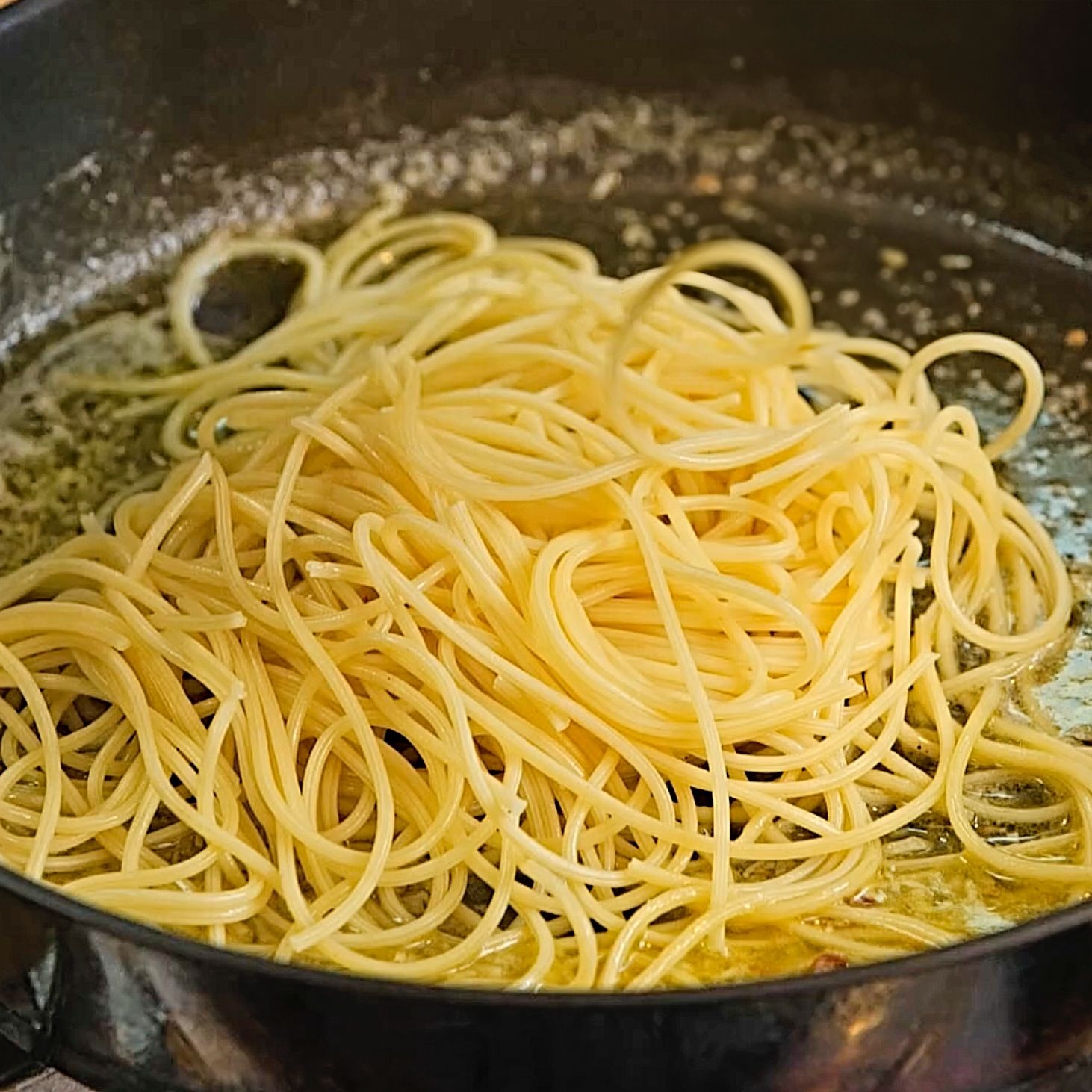 팬에 파스타면과 파슬리를 넣고 잘 엉기게 섞어주세요.