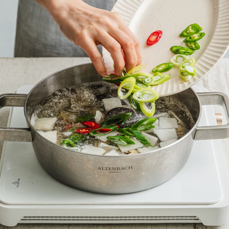 국간장으로 기본 간을 한 뒤, 청·홍고추와 대파를 넣어주세요. 마지막에 소금으로 간을 맞춰주세요.