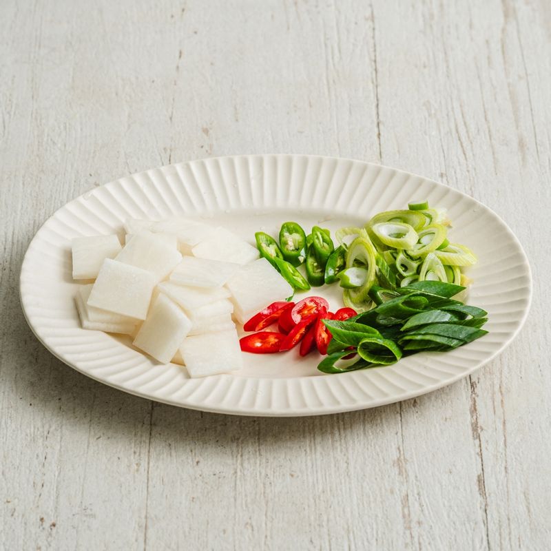 무는 나박썰기하고, 대파는 어슷썰기, 청,홍고추는 어슷하게 썰어주세요.