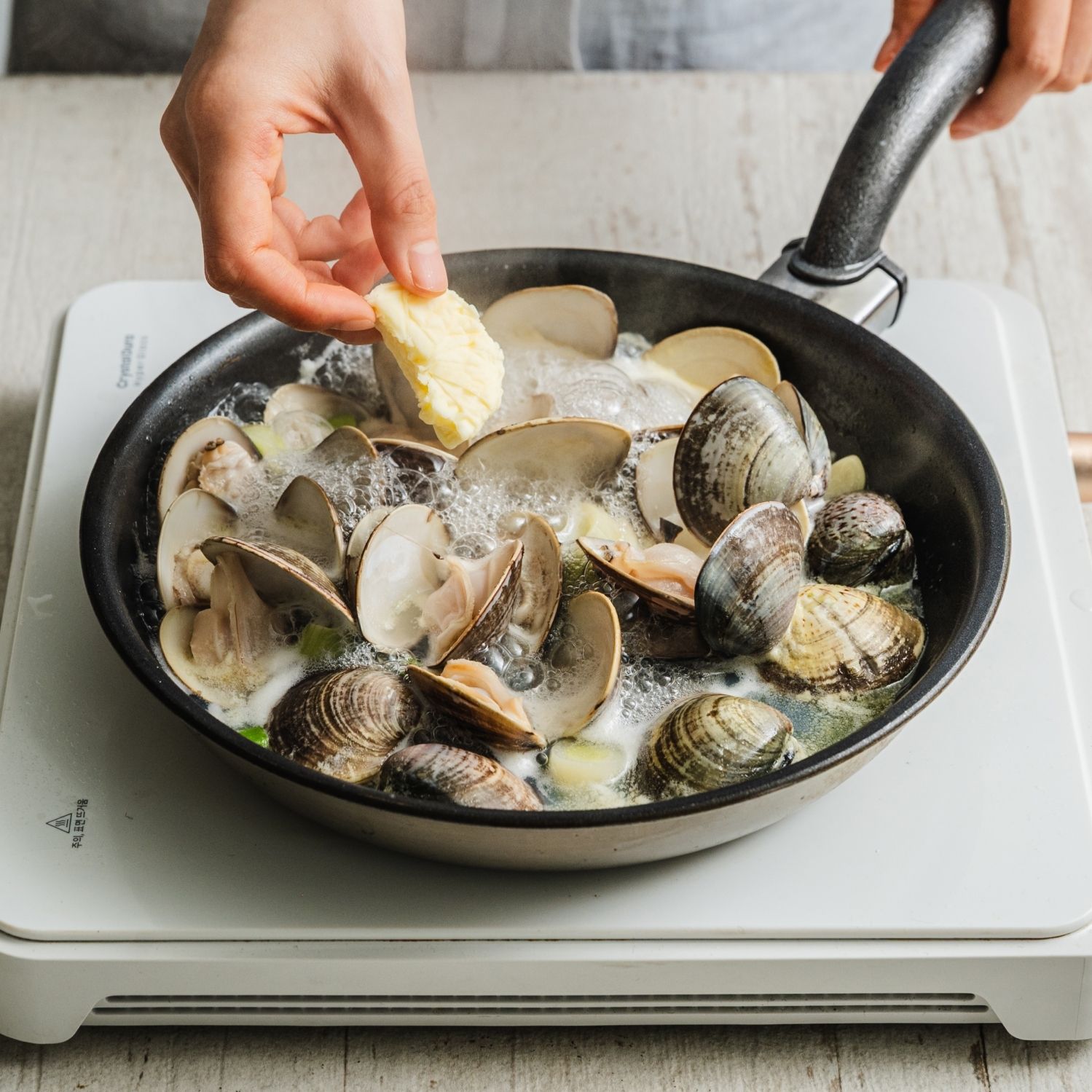 버터와 후춧가루를 뿌린 후 입이 모두 벌어지면 불을 끄고 잔열로 잠시 둬주세요.