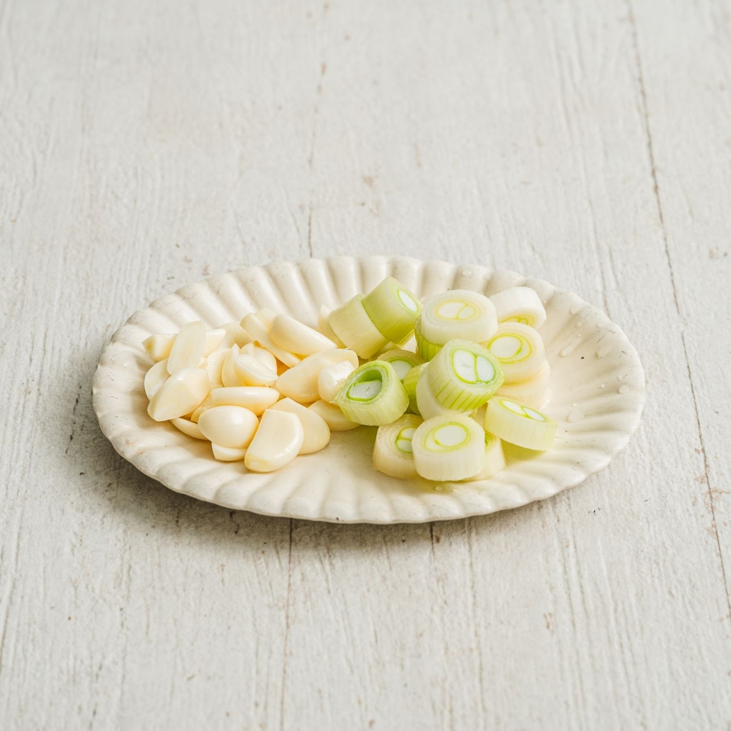 마늘은 편으로 썰고, 대파는 큼직하게 썰어주세요.