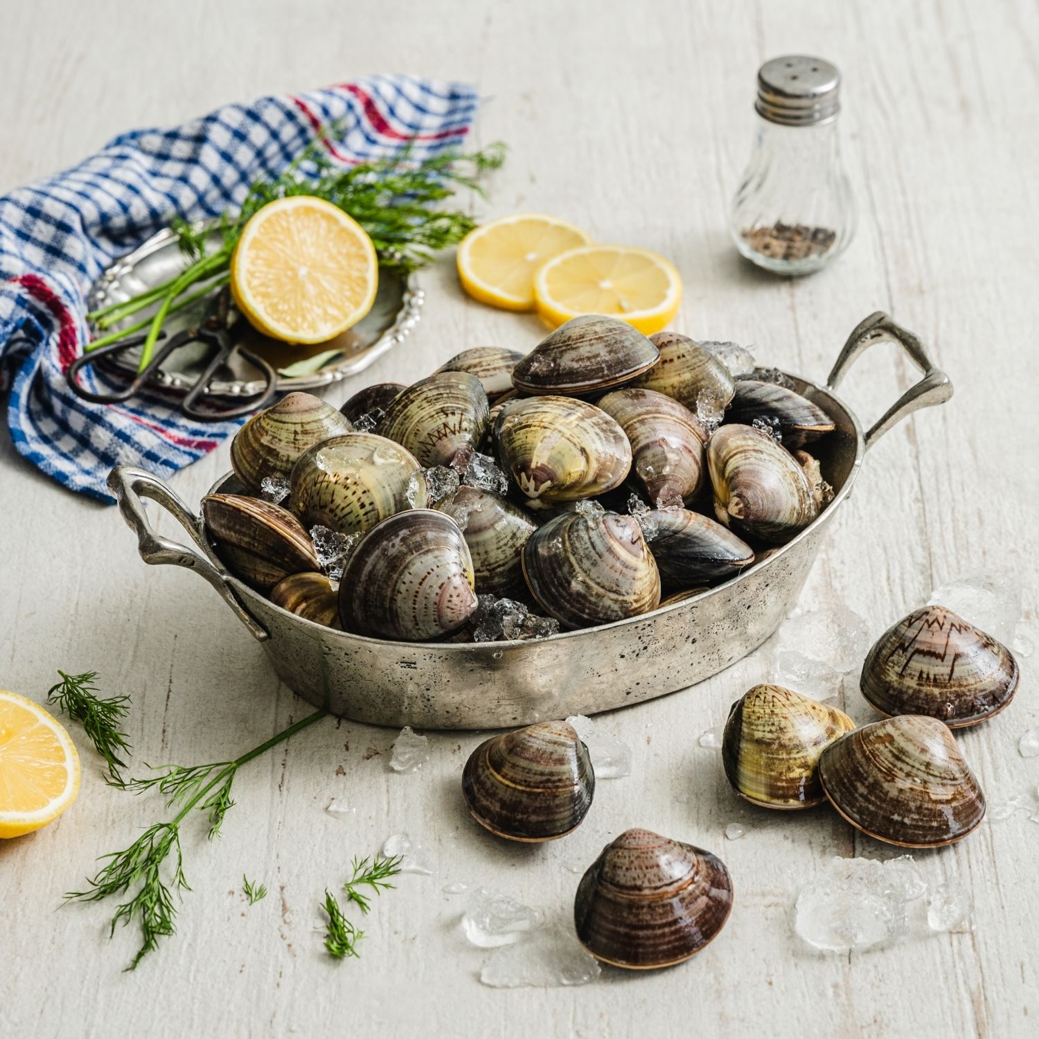 참백합 술찜 을 위한 재료 이미지로 참백합,청주(또는 소주),마늘,대파,버터 등으로 구성 되어있습니다.