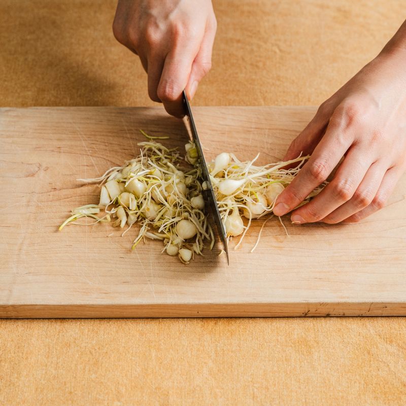 은달래는 조리 직전에 깨끗이 씻어 잘게 송송 썰어주세요. 청홍고추도 잘게 다져주세요.